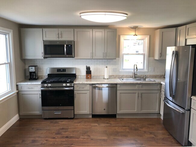 Photo - 1561 W 40th St