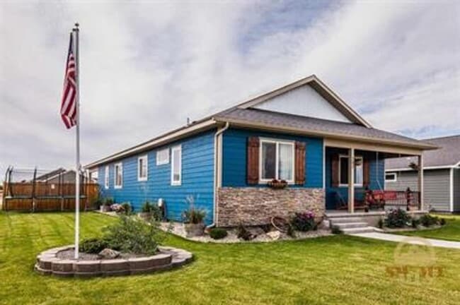 Building Photo - Beautiful 3 bedroom 2 bath home in Manhattan