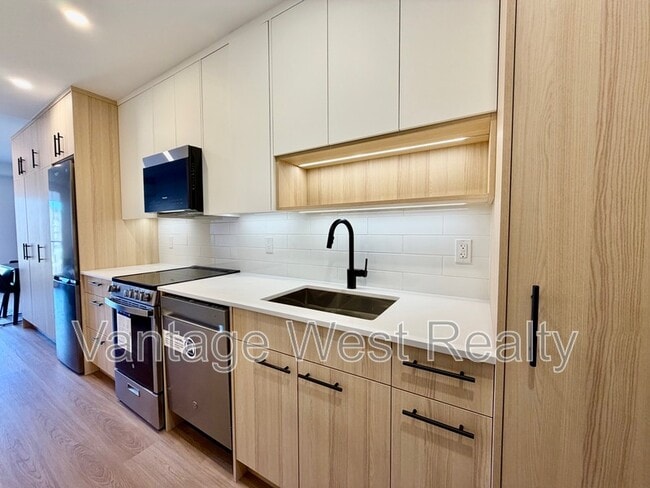 Photo - 1380-1380 Pridham Ave