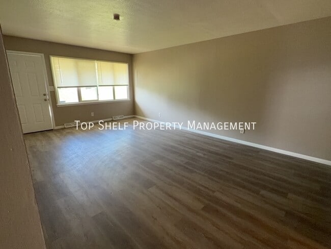 Photo - 2425 Welbeck Rd
