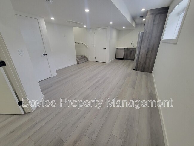 Photo - 17931-17960 60 St NW