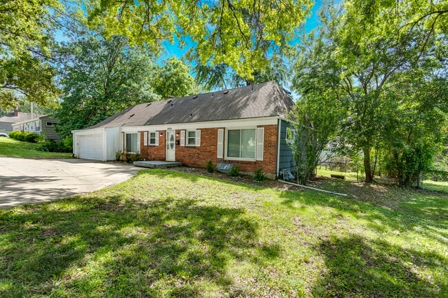Photo - 8416 State Line Rd Unit House For Rent
