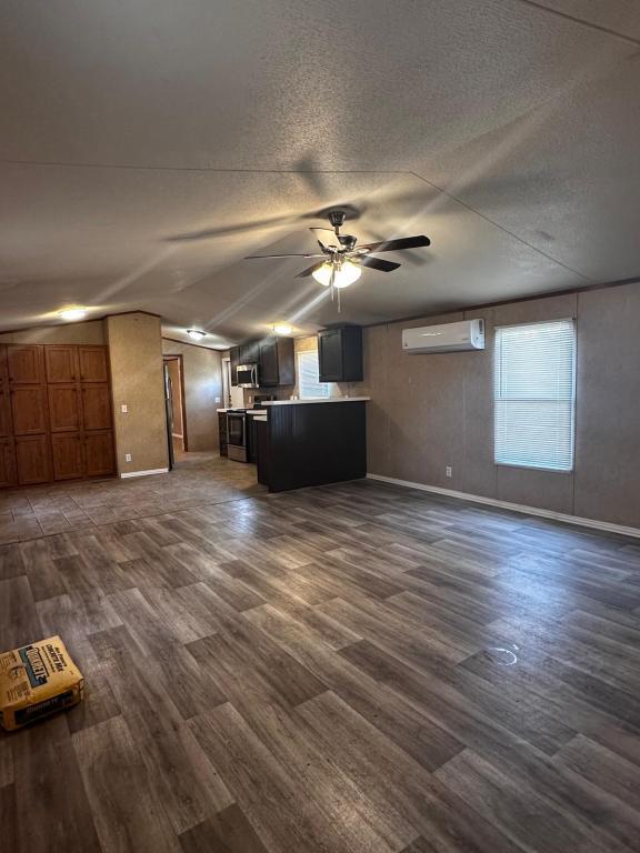 Photo - 886 Clark St