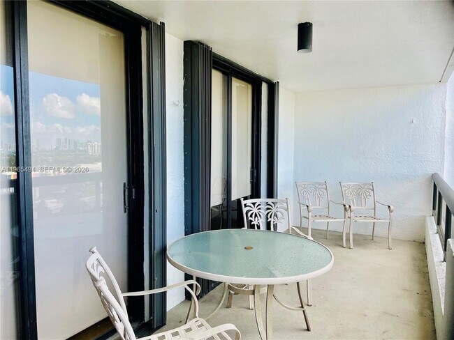 Photo - 2555 Collins Ave Unidad 2006