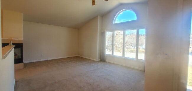 Photo - Large 5 bedroom 3 bathroom home!