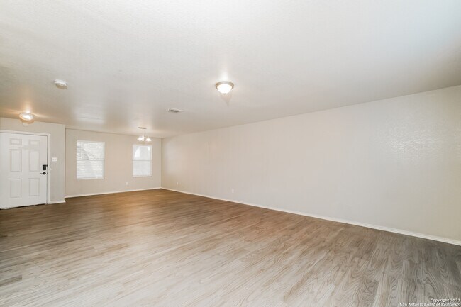 Photo - 520 Hinge Falls