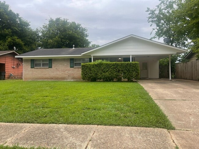 Building Photo - 1522 Teekell St Rental