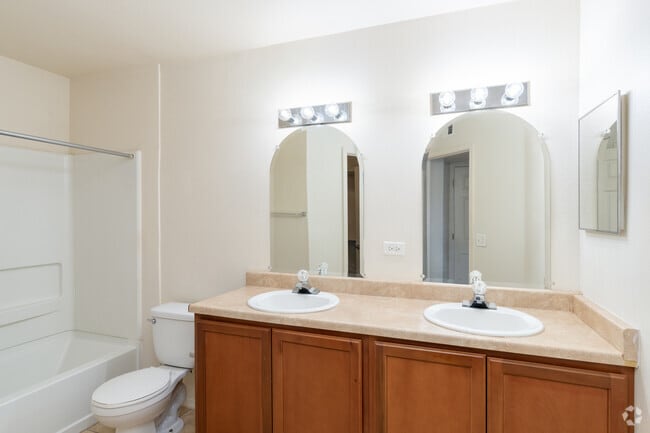2BR, 2BA - 900SF - Primary Bathroom