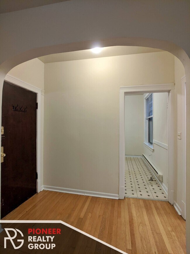 Photo - 717 W Barry Ave