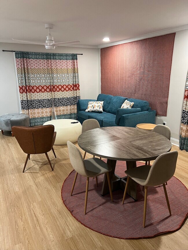 Sala de estar y comedor (compartidos) - 2006 Linda Jones Ave