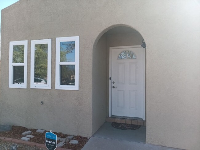 Gorgeous 3-Bedroom 2-Bathroom Home Located... - Gorgeous 3-Bedroom 2-Bathroom Home Located...