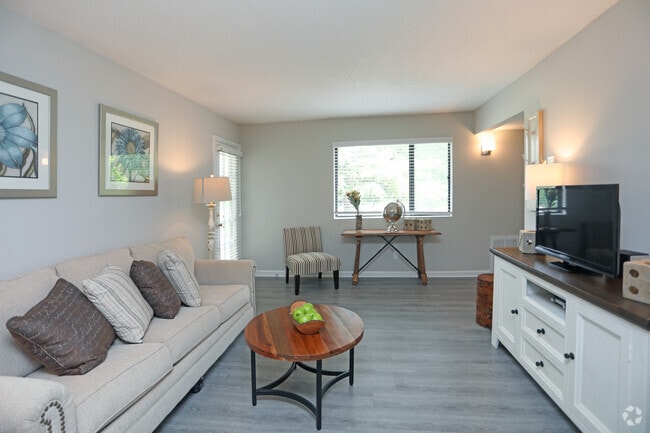 2BR,2BA-850 SF (Renovated)