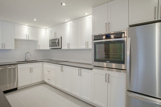 Building Photo - 3495 Rue de la Montagne Unit 905