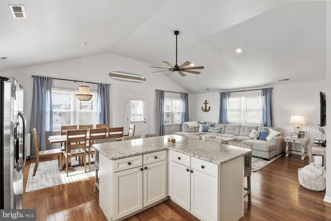 Photo - 1527 Bay Ave