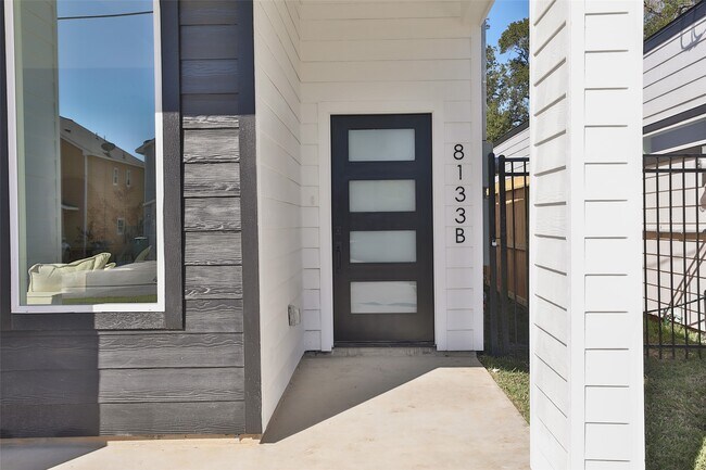 Photo - 8133 Cabot St