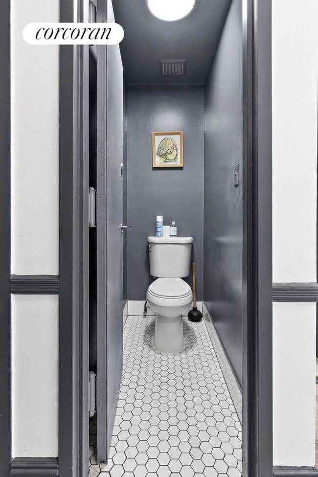 Photo - 310 W 20th St Apartamento