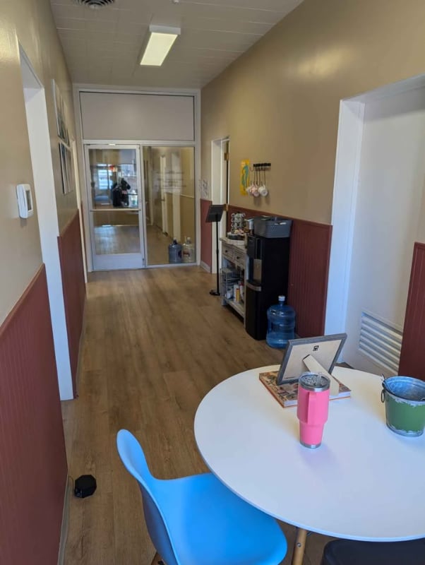 Photo - 112 Shoshone St E