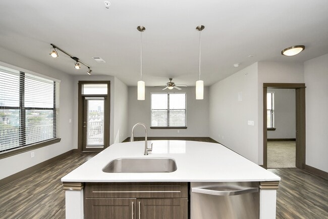 Photo - 5454 Washington St