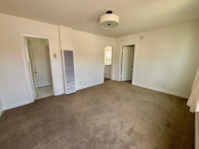 Photo - 2809-2821.5-28215 Rowena Ave Unit 2813  1/2