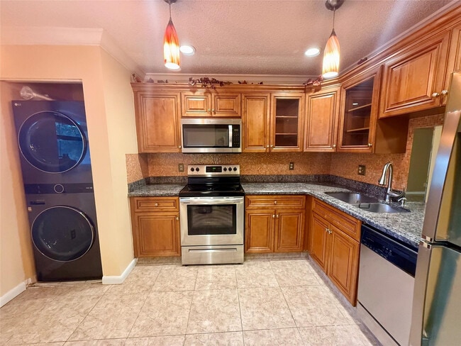 Building Photo - 4215 NW 22nd St Unit 2117