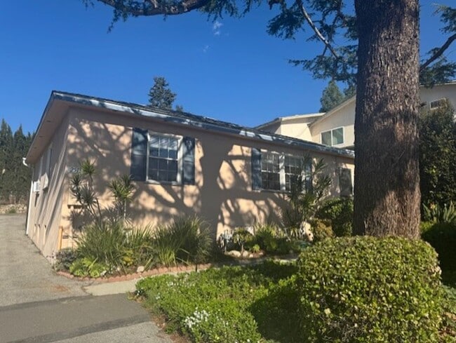 Building Photo - One bedroom, one bath in La Crescenta Unit 2313 1/2 Foothill Blvd