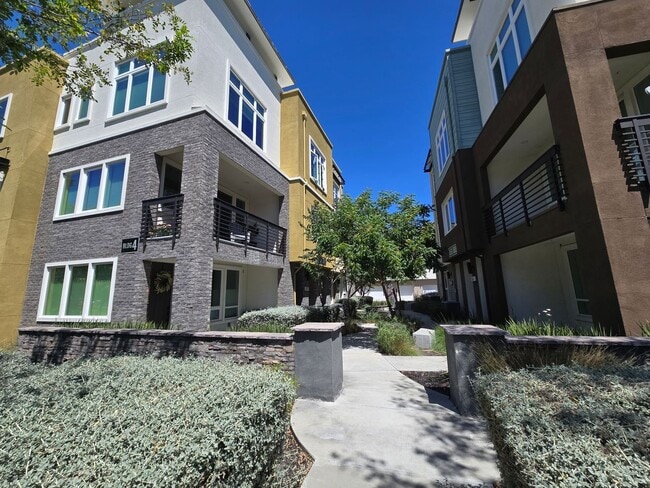 Building Photo - Beautiful 2 Bedroom 2 Bath Townhome in Dublin
