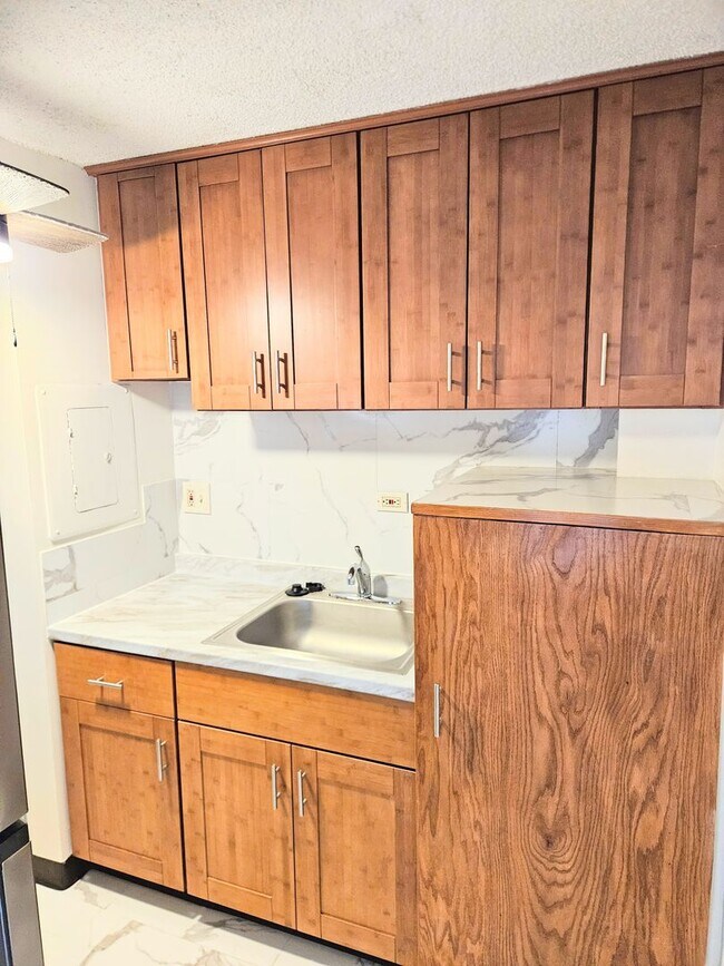 Photo - Maikiki Studio, 1 Parking Condominium in the Luna-Liho Towers Close to Punahou School Unit 806