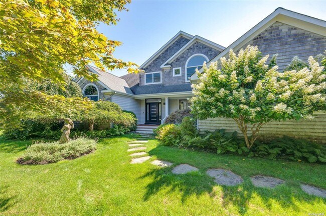 Photo - 18 Remsen Ln