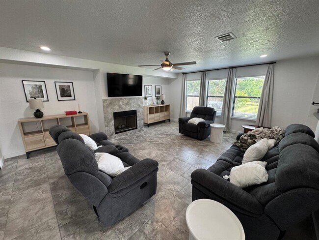Photo - 191 Mistletoe Ln