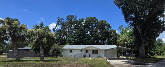 3/2.5/1 Beautifully Updated Crystal River Home with Carport, Garage & Fenced Yard