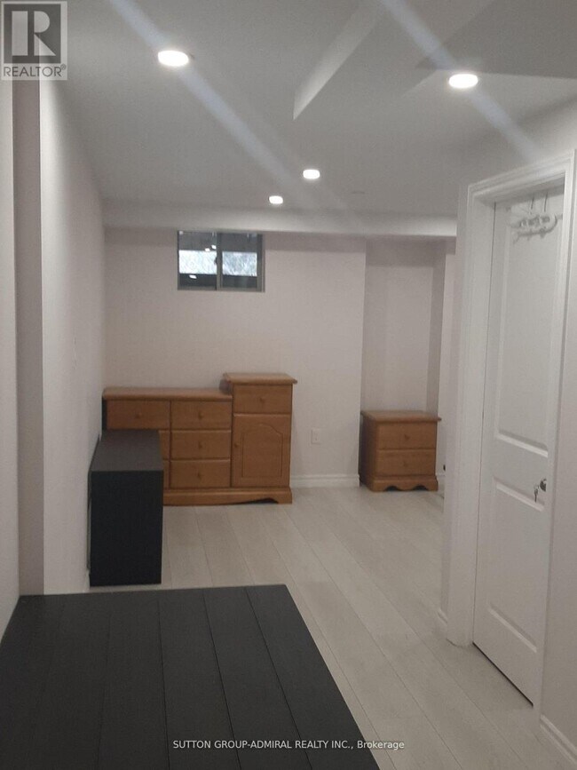 Photo - 1331 Major MacKenzie Dr W