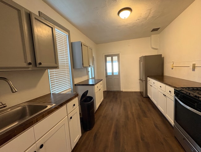 Photo - 3 Bedroom House, Yard, Near Park-York City SD