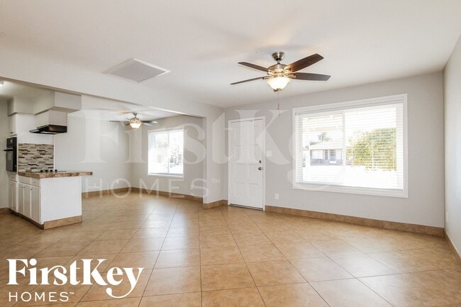 Photo - 2324 E Paradise Dr