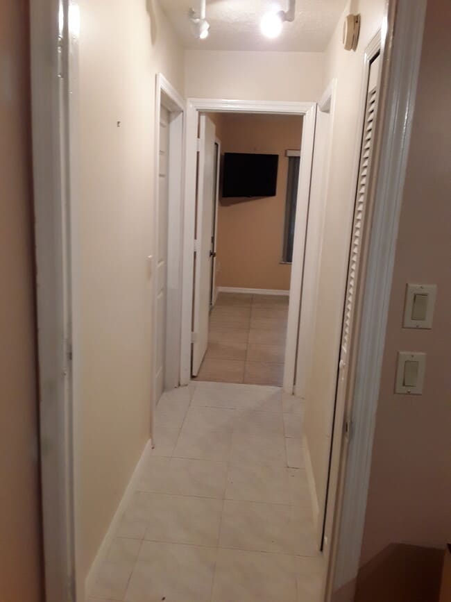 Building Photo - 118 SW Fairway Ave