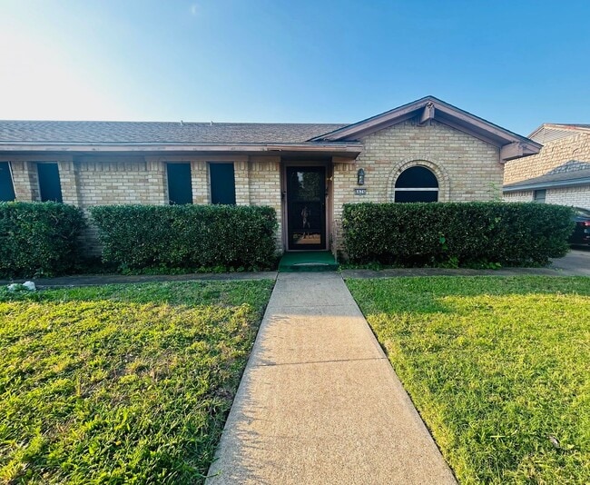 Building Photo - Perfectly Placed Duplex Rental