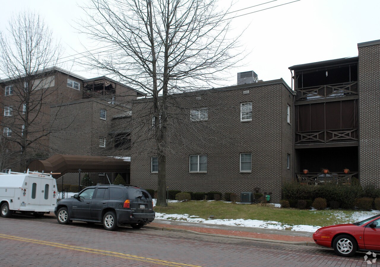 Photo - OAK COURT