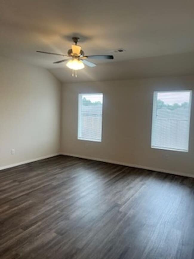 Photo - Three Bedroom / Two Bath Home/Two Car Garage/Fenced Backyard