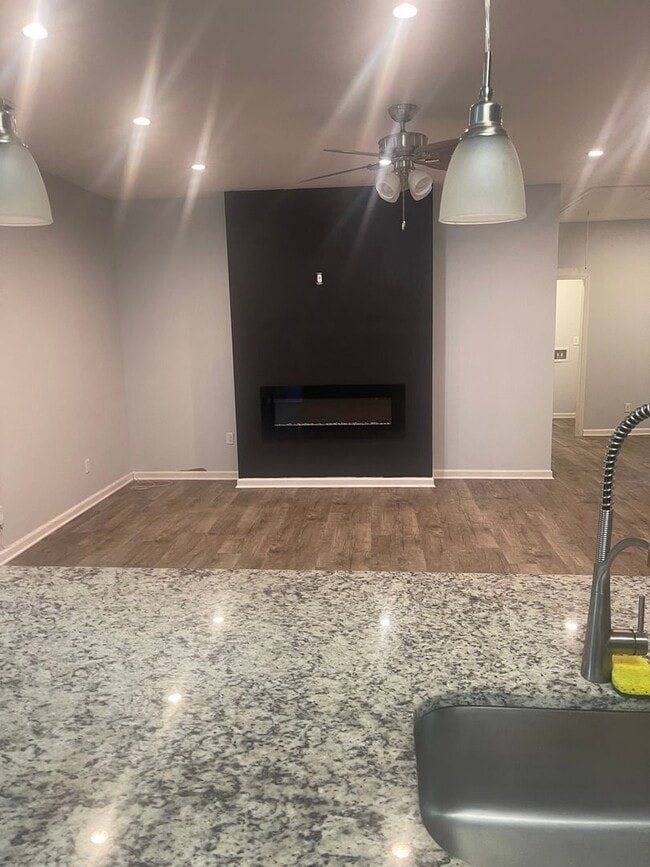 Photo - 595 Maple Dr