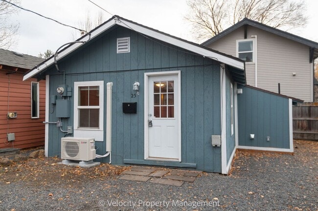 Building Photo - NW Bend Cottage! 1 pet considered!