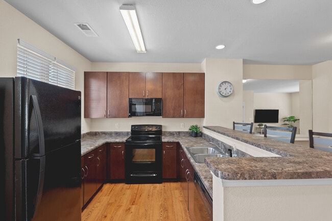 Kitchen - The Vue at College Square (Student Housing)