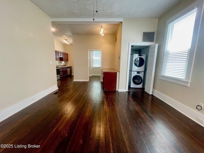 Photo - 813 Swan St