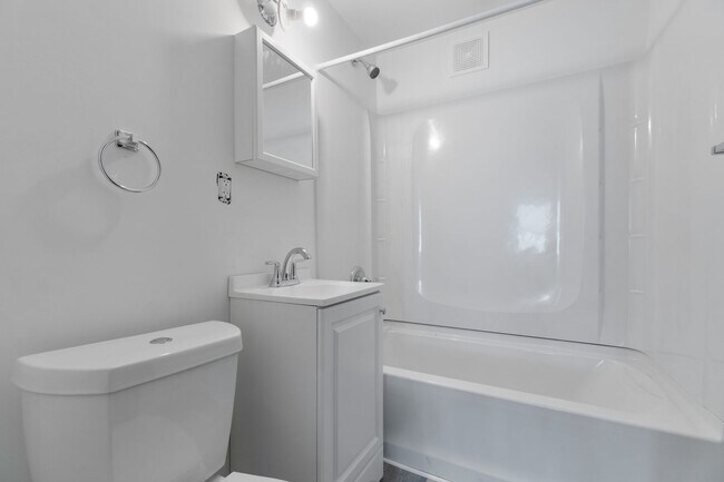 Photo - BEAUTIFUL 4 BEDROOM APARTMENTS!!