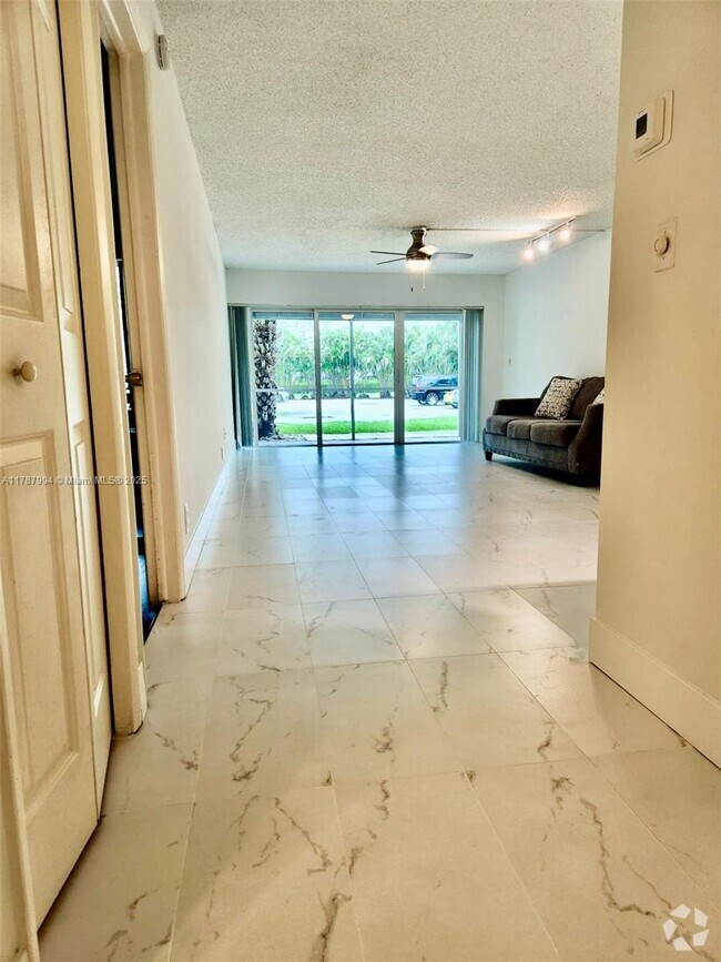 Building Photo - 100 Lakeview Dr Unit 102 Rental