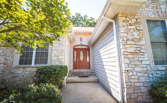 Photo - 814 Marit Drive