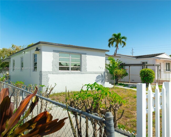 Photo - 467 SE 3rd St