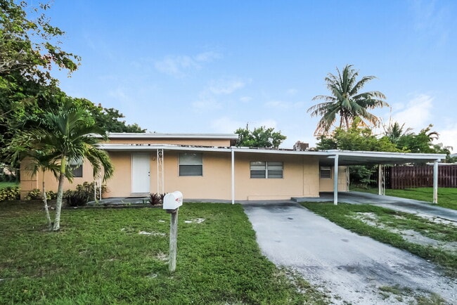 Building Photo - 2418 SW 6th Ct