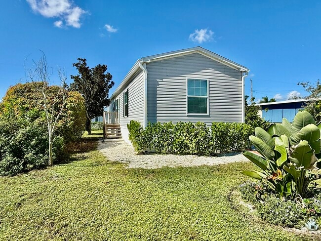 Building Photo - 8002 SE Skylark Ave