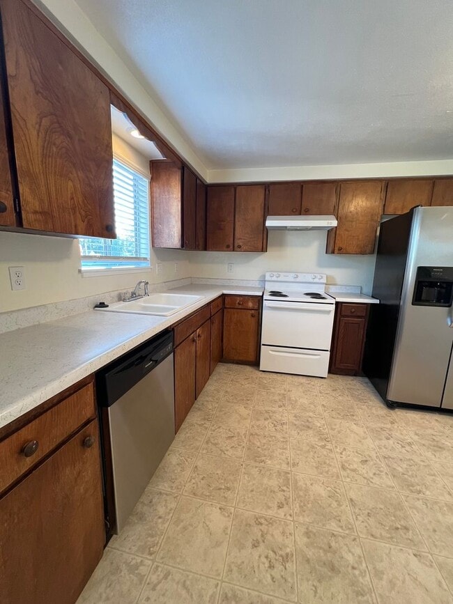 Photo - Three bed/Two Bath Upstairs Apartment | Av... Unit #3