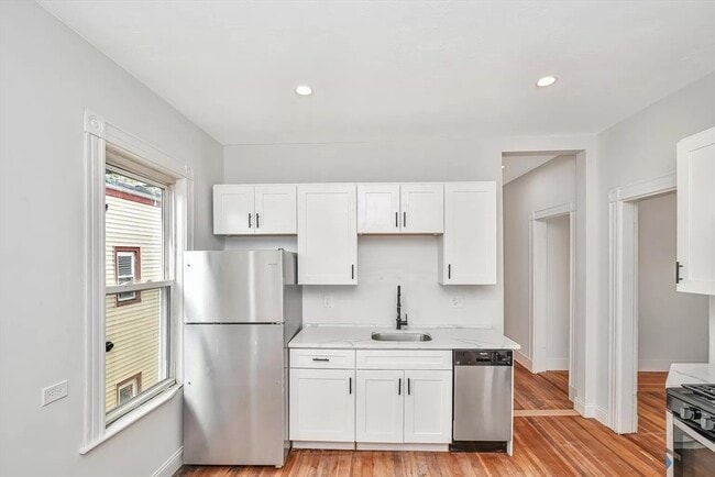Building Photo - 41 Dix St Unit 2 Rental