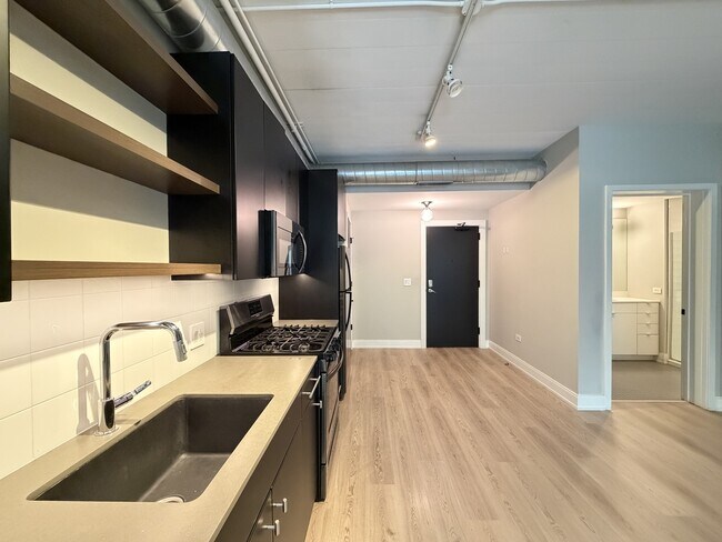 Photo - 941 W Belmont Ave Unit 402